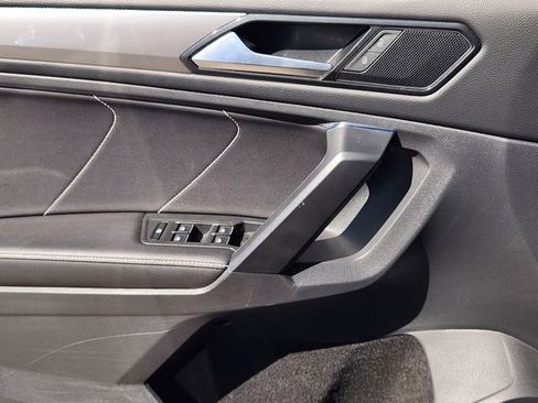 Used 2023 Volkswagen Tiguan SE w/ Panoramic Sunroof Package image 23