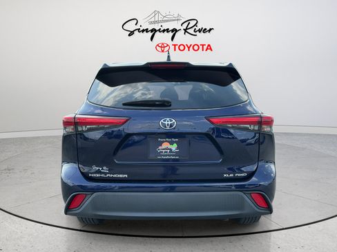 Used 2021 Toyota Highlander XLE AWD/4WD image 6