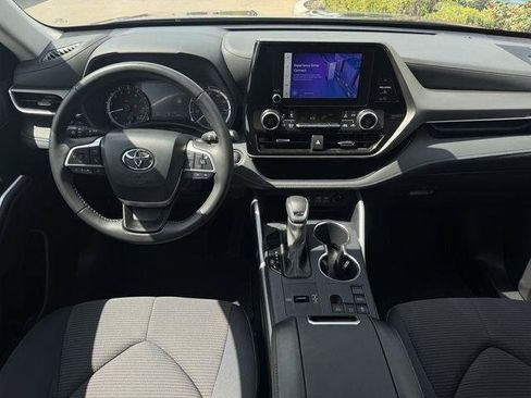 Certified 2025 Toyota Highlander LE FWD image 9