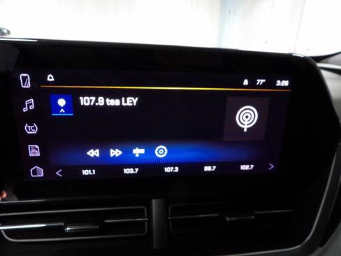 Used 2025 Chevrolet Trax LT w/ LT Convenience Package FWD image 14