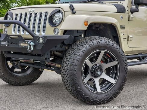 Used 2017 Jeep Wrangler Unlimited Sahara w/ Connectivity Group AWD/4WD image 3