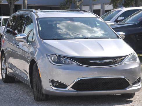 Used 2018 Chrysler Pacifica Limited FWD image 10