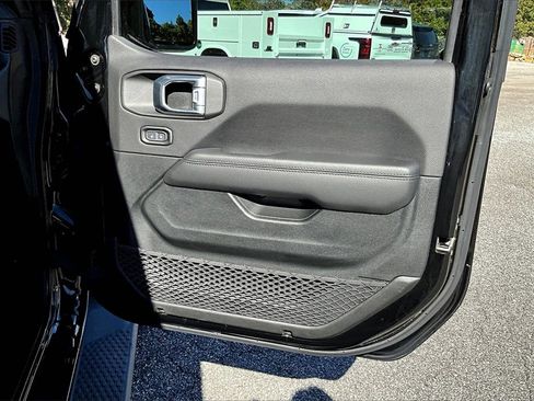 Used 2021 Jeep Wrangler Unlimited Sahara image 24