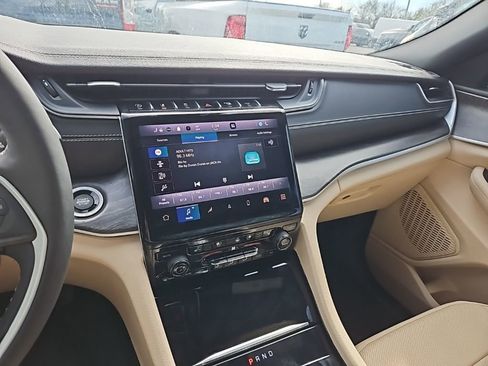 Used 2023 Jeep Grand Cherokee Limited w/ Luxury Tech Group II image 18