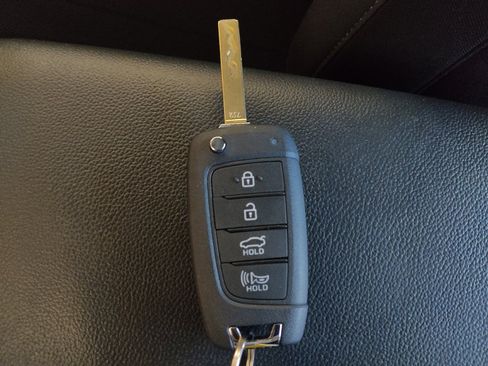 Used 2025 Hyundai Elantra SE image 32