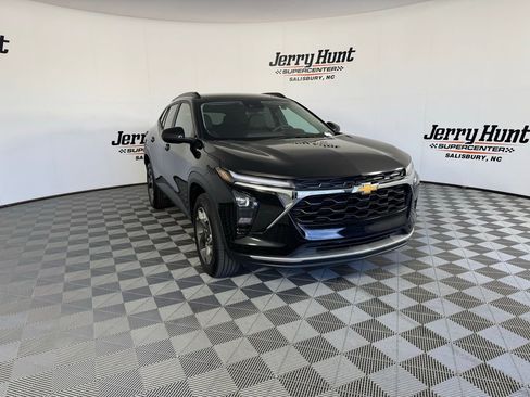 Used 2025 Chevrolet Trax LT image 7