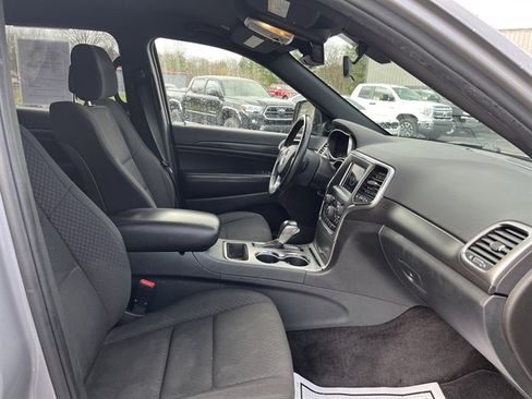 Used 2018 Jeep Grand Cherokee Laredo image 36
