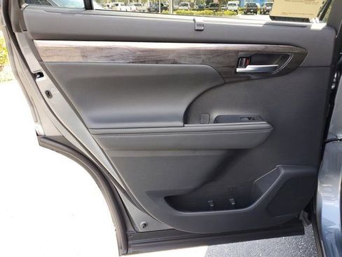 New 2026 Toyota Highlander Platinum image 8