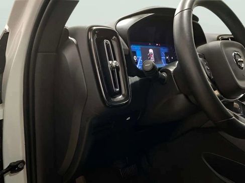 Used 2025 Volvo XC40 B5 Plus AWD/4WD image 17