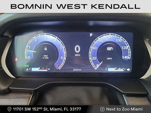 Used 2025 Jeep Grand Cherokee Limited w/ Black Appearance Package image 13