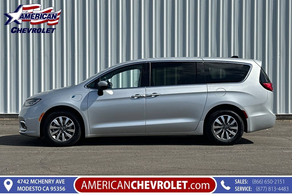 Used 2023 Chrysler Pacifica Touring-L FWD image 7