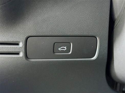 Certified 2023 Volvo XC40 Recharge Ultimate image 10