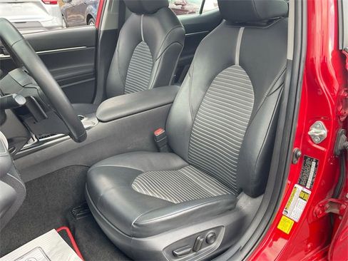 Used 2020 Toyota Camry SE image 19