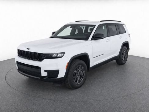 Used 2024 Jeep Grand Cherokee L Laredo RWD image 3