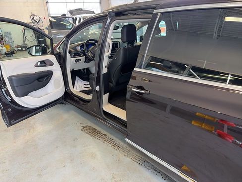 Used 2017 Chrysler Pacifica Touring-L image 11