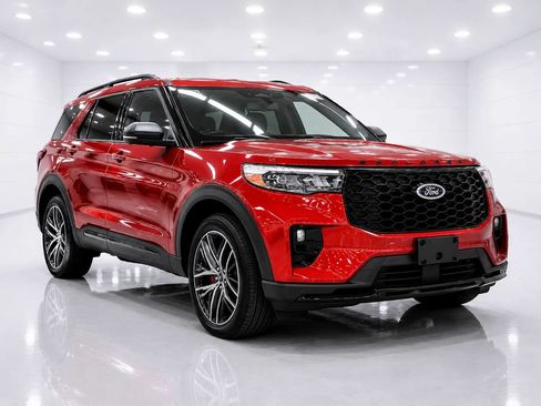 Used 2025 Ford Explorer ST-Line w/ ST-Line Street Pack AWD/4WD image 7