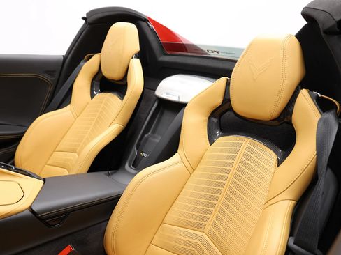 Used 2023 Chevrolet Corvette Stingray Premium Conv w/ Z51 Performance Package RWD image 4