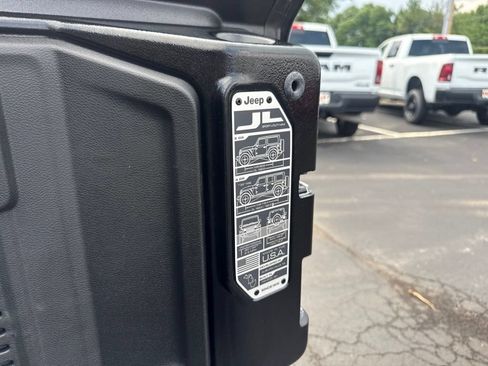 Used 2025 Jeep Wrangler Unlimited Sahara AWD/4WD image 45