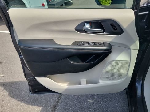 Used 2023 Chrysler Pacifica Touring-L FWD image 28