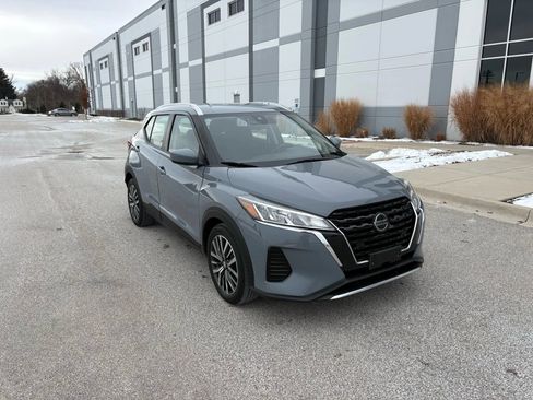 Used 2021 Nissan Kicks SV image 3