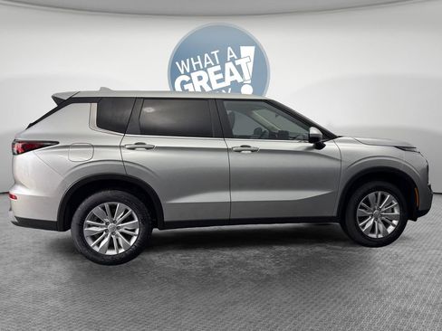 New 2026 Mitsubishi Outlander ES image 2