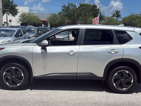 Used 2025 Nissan Rogue SV FWD image 4