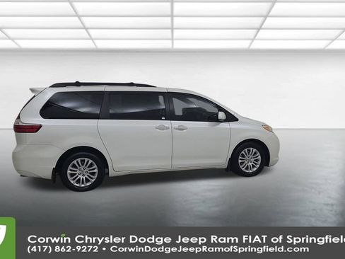 Used 2016 Toyota Sienna L image 16
