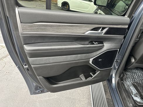 Used 2024 Jeep Wagoneer L Series III w/ Premium Group I image 25