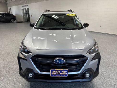 Used 2025 Subaru Outback Premium AWD/4WD image 2