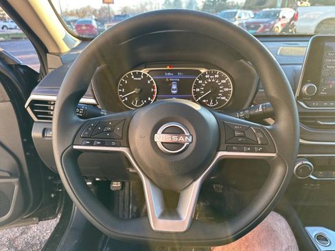 Used 2025 Nissan Altima 2.5 SV image 10