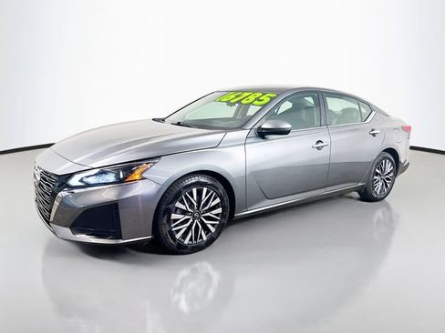 Used 2023 Nissan Altima 2.5 SV FWD image 5