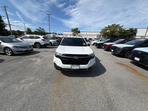 Used 2025 Subaru Forester Touring AWD/4WD image 2