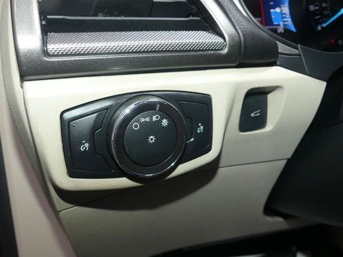 Used 2018 Ford Fusion SE w/ Fusion SE Technology Package FWD image 28