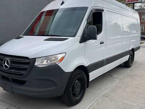 Used 2022 Mercedes-Benz Sprinter 2500 image 2