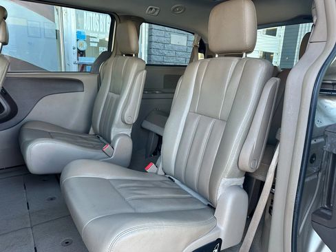 Used 2016 Chrysler Town & Country Touring image 11