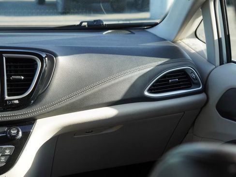 Certified 2023 Chrysler Pacifica Touring-L image 23