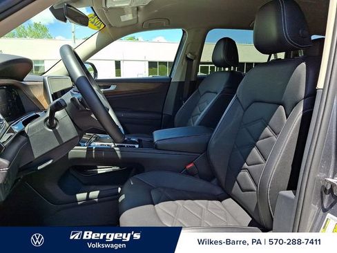 Used 2025 Volkswagen Atlas SE AWD/4WD image 16