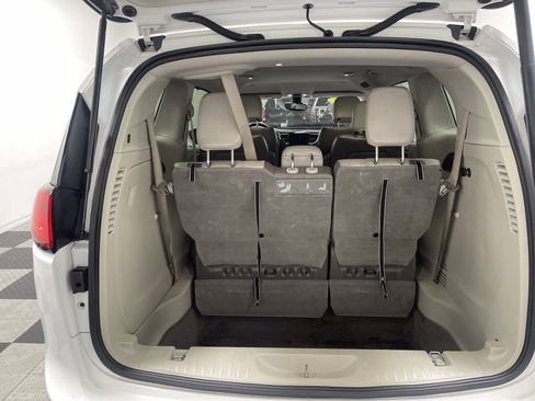 Used 2017 Chrysler Pacifica Touring-L image 17