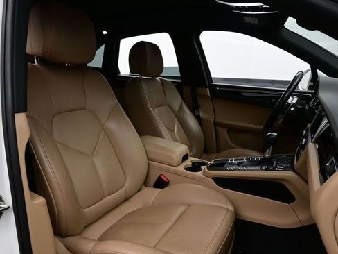 Certified 2019 Porsche Macan image 17