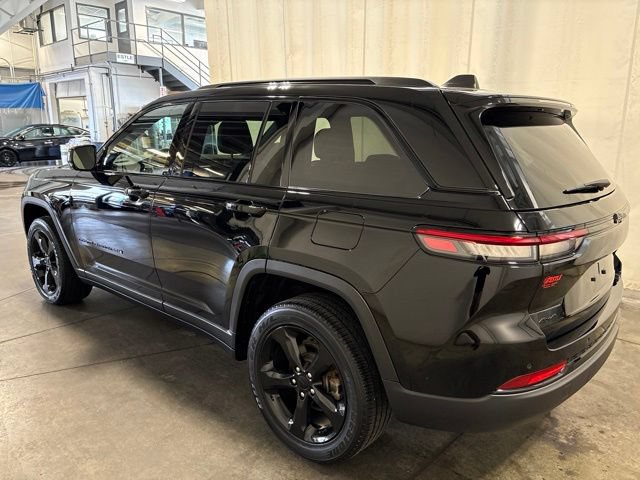 Used 2023 Jeep Grand Cherokee Altitude AWD/4WD image 6