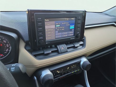 Used 2020 Toyota RAV4 LE FWD image 16
