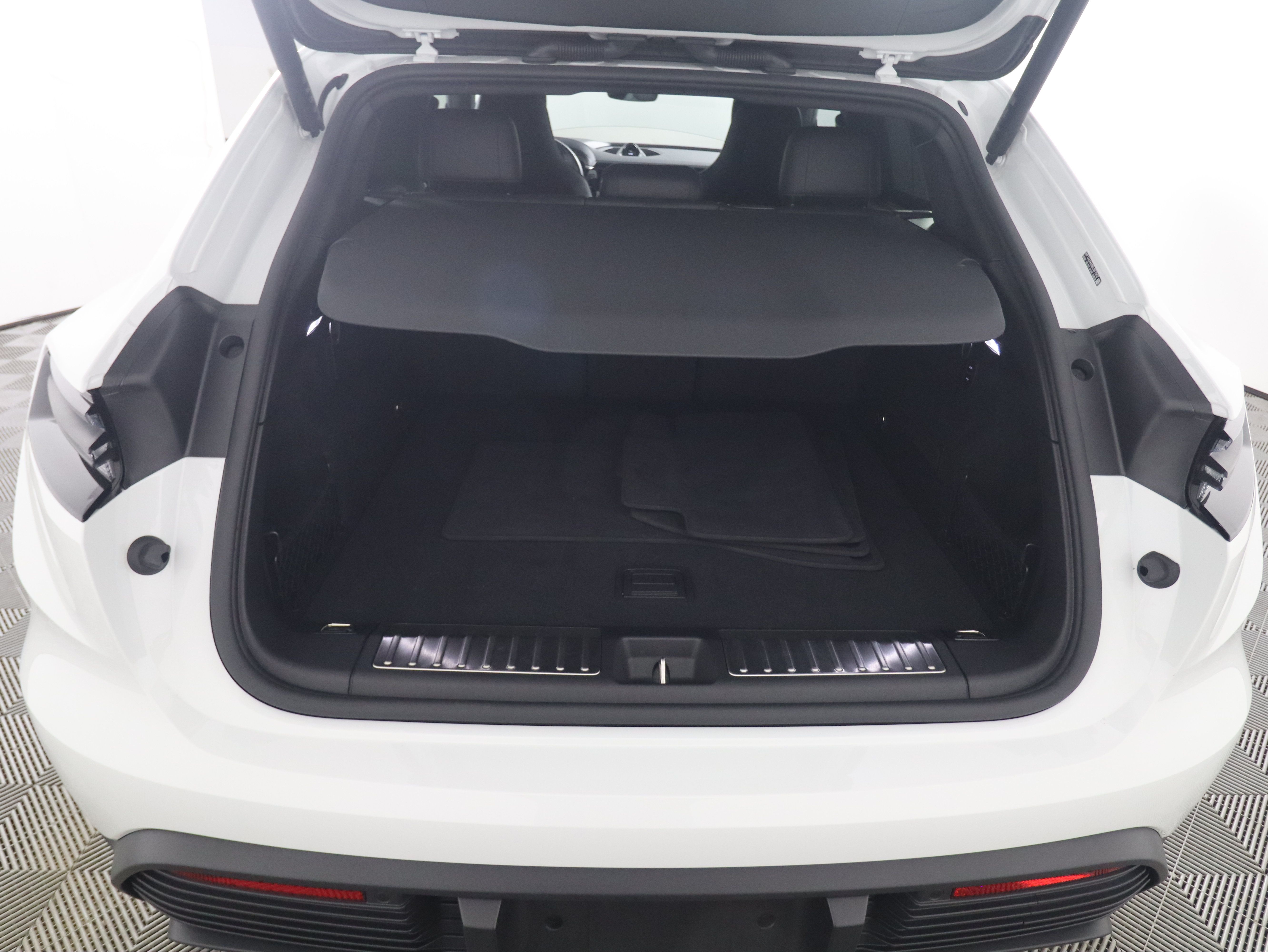 Used 2025 Porsche Macan 4 Electric AWD/4WD image 21
