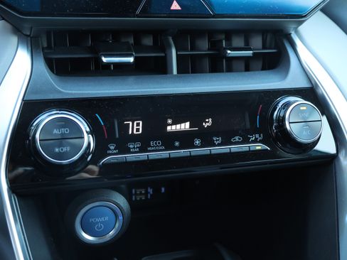 Used 2022 Toyota Venza LE image 25