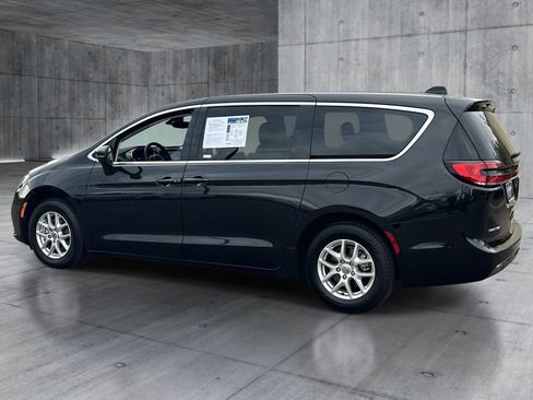Used 2023 Chrysler Pacifica Touring-L FWD image 3
