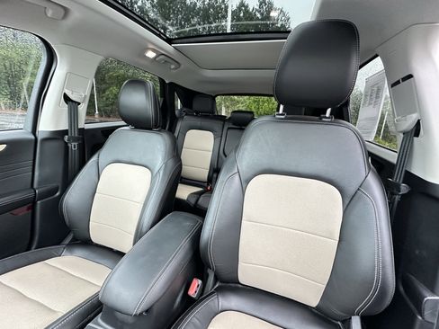 Used 2022 Ford Escape Titanium w/ Titanium Elite Package FWD image 8