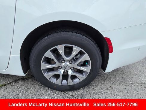 Used 2025 Chrysler Pacifica Pinnacle FWD image 12