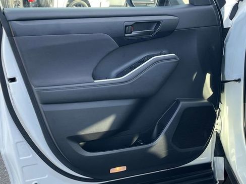 Used 2023 Toyota Highlander L image 14