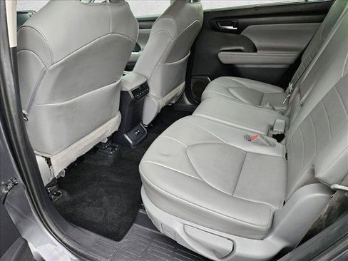Used 2020 Toyota Highlander XLE AWD/4WD image 19