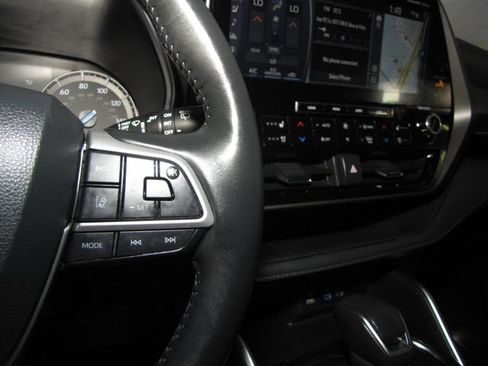Used 2022 Toyota Highlander Limited FWD image 6