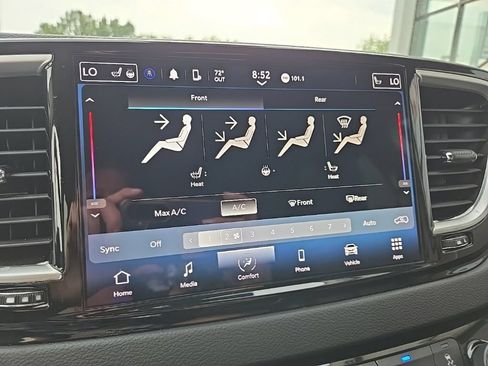 Used 2023 Chrysler Pacifica Touring-L FWD image 51